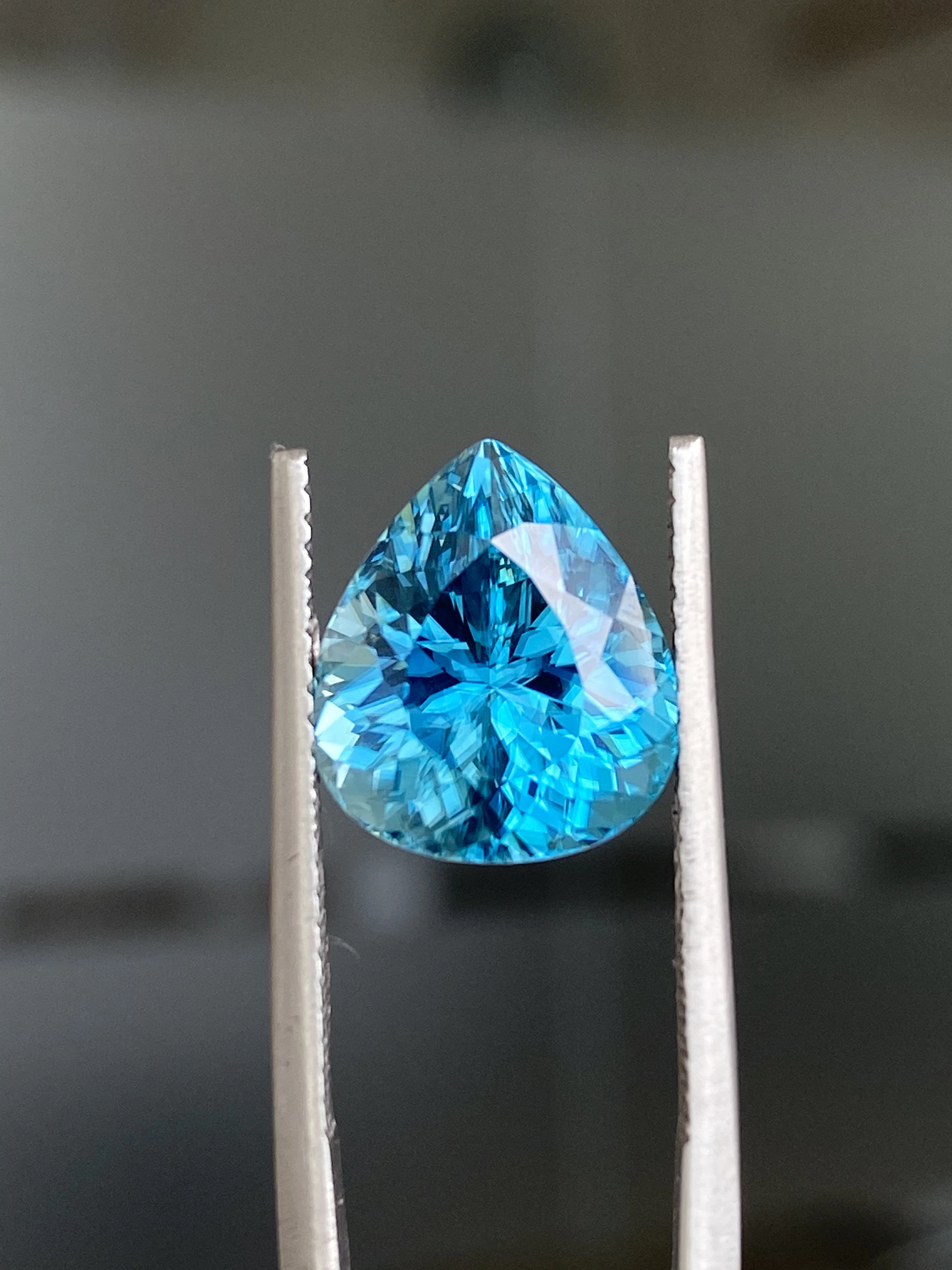 Blue Zircon 8.27ct (ZI1025)